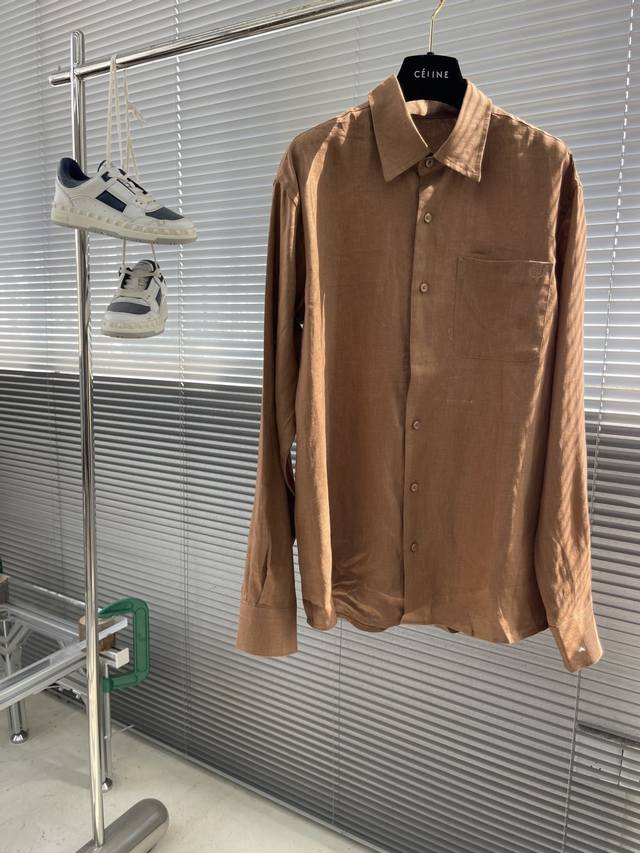 Loro Piana 2025年春夏系列长袖衬衫 尺码：M-4Xl 版型：纽扣式长袖衬衫 宽松版型 成份：100%亚麻，超级天然植物亚麻纤维，有非常好的抗过敏性