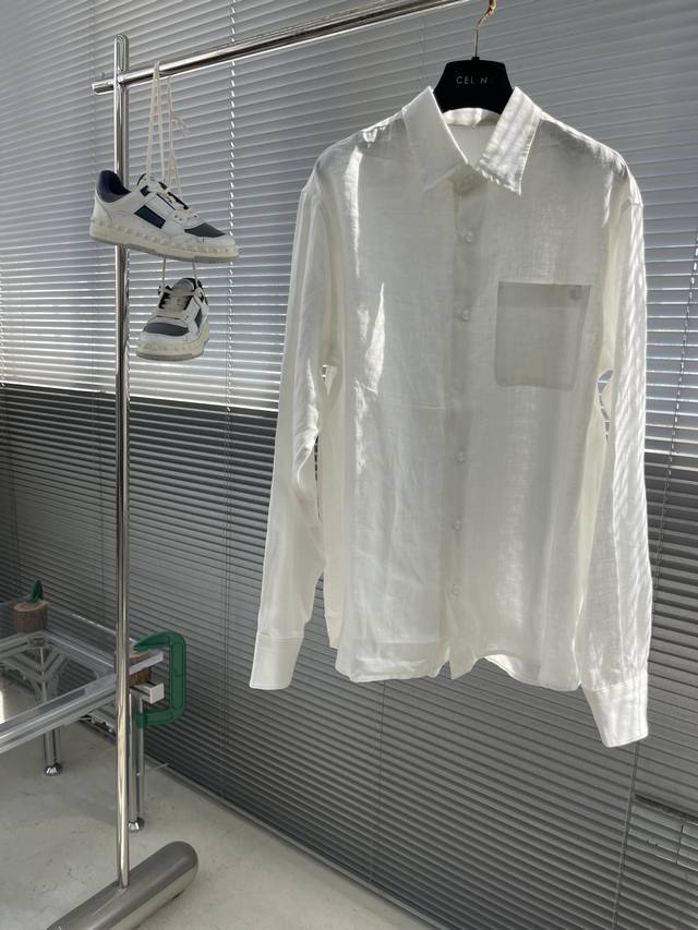 Loro Piana 2025年春夏系列长袖衬衫 尺码：M-4Xl 版型：纽扣式长袖衬衫 宽松版型 成份：100%亚麻，超级天然植物亚麻纤维，有非常好的抗过敏性