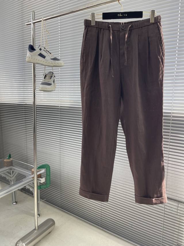 Loro Piana 2025年春夏系列休闲裤 尺码：M-4Xl 休闲 西裤 面料：100%亚麻意式双褶抽绳休闲 西裤，定制手工包扣，双股线手工缠绕数圈使得扣子