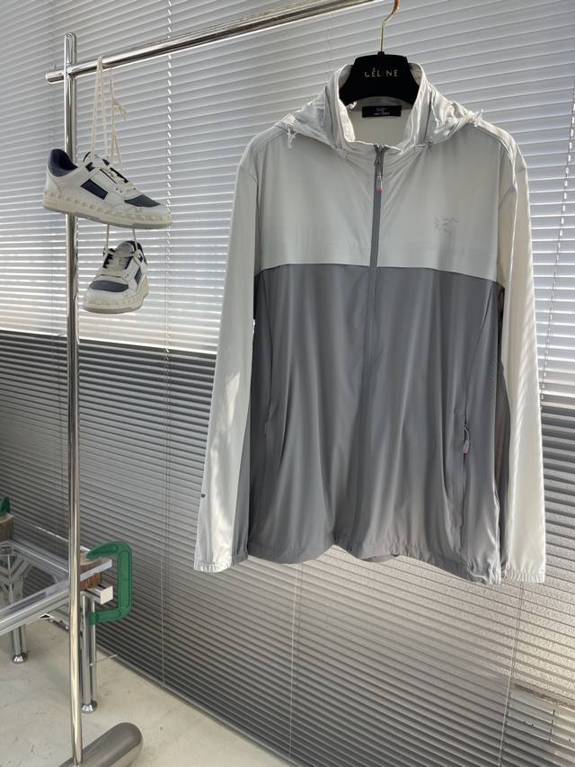 鸟家 25Ss新款防晒服 经典款轻薄外套，高端定制风衣，时尚休闲防晒，穿着性极高，百搭款！定制定纺的防晒面料具有良好的弹性和透气性，手感软糯舒适，款式简约而时尚