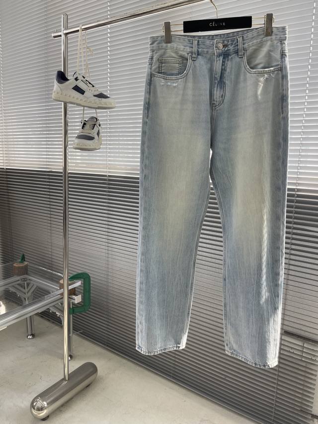 Dio 25Ss薄款系列！宽松直筒！水洗浅蓝男士牛仔裤！牛货对品控细节有要求的，强烈推荐入手此款 这款牛仔裤采用98%牛仔棉+2%弹力拉架制作 面料手感扎实有骨