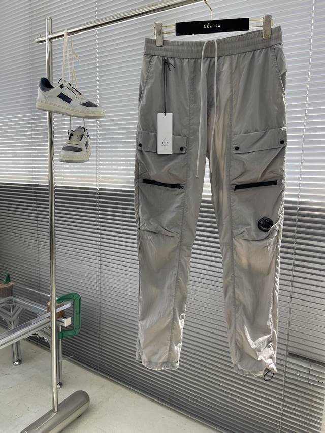 Cp 进口金属休闲裤 更舒适！！超火爆单品来袭 Cp 家经典时尚的设计风格，细节决定成败！无疑是一种绝佳的穿着享受！经典版型裁剪，轻松的解决日常搭配所需。 尺码