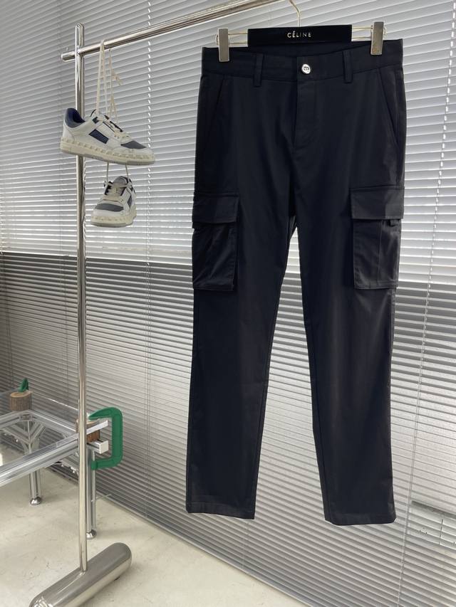 Dio 25Ss春夏新款精纺斜纹棉质工装裤 男士立体翻盖口袋硅胶徽章贴饰直筒休闲长裤！ 一款融合了时尚与实用性的精品裤装，以其独特的设计和卓越的品质赢得了众多时