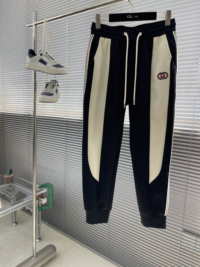 Gucc 抽绳刺绣休闲长裤 时尚系列，独特设计，抽绳休闲长裤 手感软糯 , 挺阔有型 , 解决 , 洗涤变色的问题。 裤型利落大气 , 上身显高超帅。 尺码：M