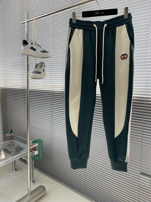 Gucc 抽绳刺绣休闲长裤 时尚系列，独特设计，抽绳休闲长裤 手感软糯 , 挺阔有型 , 解决 , 洗涤变色的问题。 裤型利落大气 , 上身显高超帅。 尺码：M