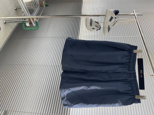 Balenciag 25Ss新款字母印花短裤藏青色 带有腰部抽绳 男女同款！ 码数：46.48.50.52 裤长