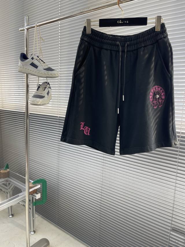 Ch 克罗心 新款重工洗水竼文刺绣短裤自带酷感，独特的竼文刺绣点缀，增添质感。宽松版型，舒适又时尚，轻松打造街头潮人风。 码数：S-M-L-Xl S: 腰围37