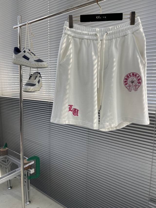 Ch 克罗心 新款重工洗水竼文刺绣短裤自带酷感，独特的竼文刺绣点缀，增添质感。宽松版型，舒适又时尚，轻松打造街头潮人风。 码数：S-M-L-Xl S: 腰围37