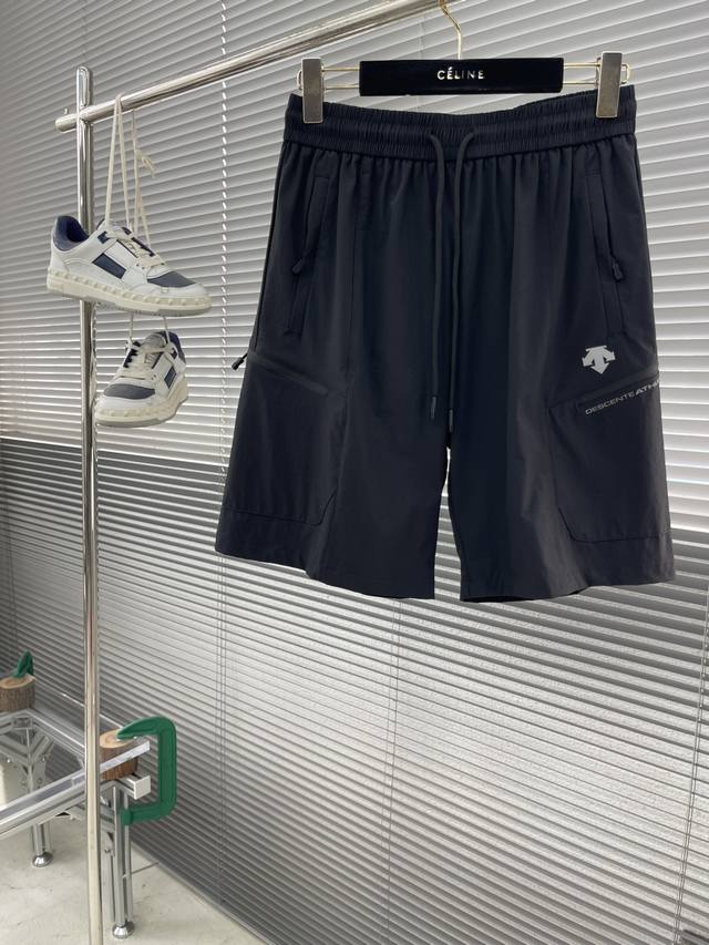 迪桑特 25Ss夏季新款冰丝速干休闲短裤 ！ 迪桑特家新品 休闲短裤油滑细腻亲肤，还有360°的自由活动滑爽空间，无拘无束的自在感！ 触感爽滑，质地细腻亲肤耐穿