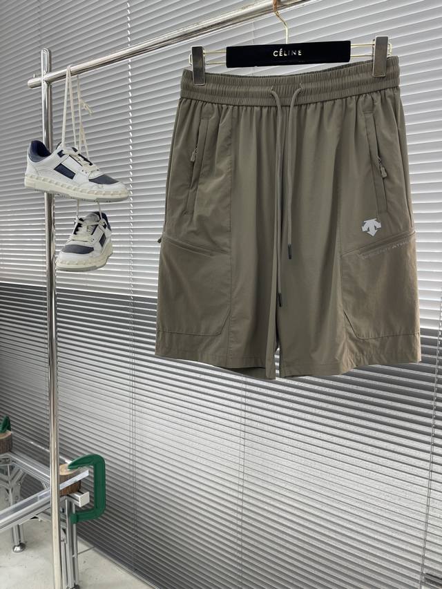 迪桑特 25Ss夏季新款冰丝速干休闲短裤 ！ 迪桑特家新品 休闲短裤油滑细腻亲肤，还有360°的自由活动滑爽空间，无拘无束的自在感！ 触感爽滑，质地细腻亲肤耐穿