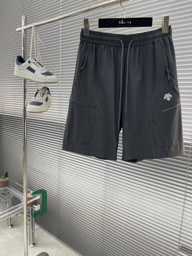 迪桑特 25Ss夏季新款冰丝速干休闲短裤 ！ 迪桑特家新品 休闲短裤油滑细腻亲肤，还有360°的自由活动滑爽空间，无拘无束的自在感！ 触感爽滑，质地细腻亲肤耐穿