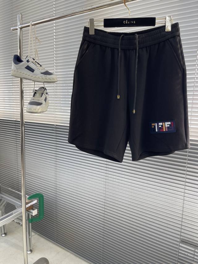 Fend 25夏季男士经典刺绣字母冰氧棉休闲短裤，正面脚口点缀焕新演绎的复古感典藏徽标印花设计，弹性松紧腰边带抽绳，定制240克重冰氧棉面料，凉感冰皮.吸湿速干