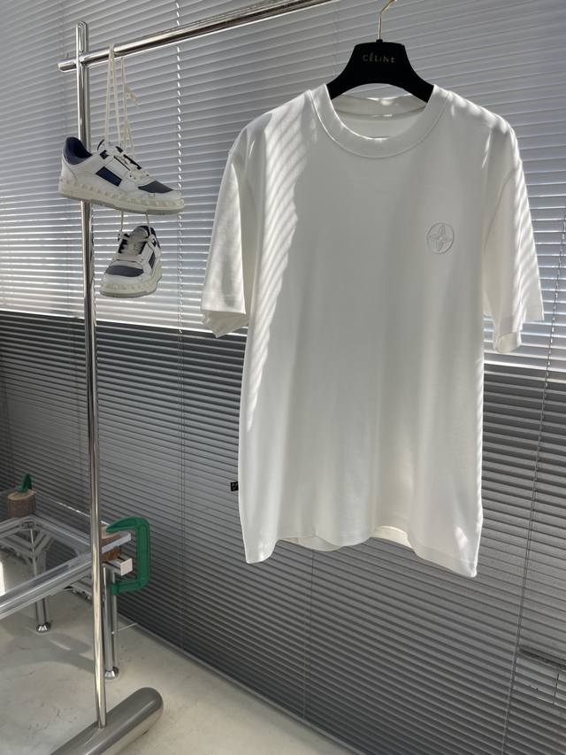 驴牌 2025春夏新款短袖T恤 尺码：M-5Xl 微阔版型 面料：230克重罗马面料 触感亲肤柔软且挺括有型 P.S：前后幅Logo图案做凸起压花工艺 图案条纹