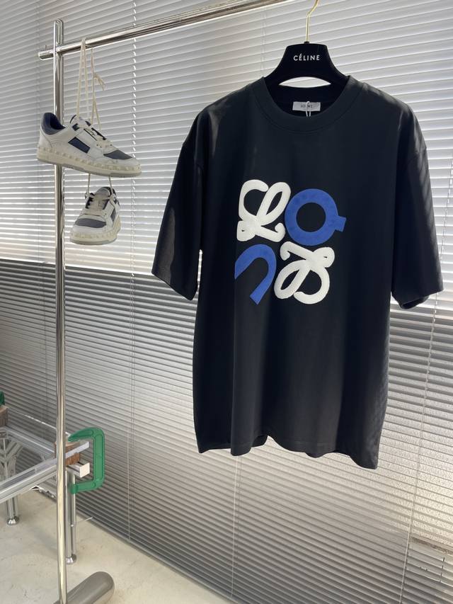 Loew 撞色大Logo短袖T恤 采用280克新疆棉冰感索罗娜面料，通过索罗娜科技处理 在夏季穿着时能带来冰凉的触感，成衣普洗 喜欢高版本的可以首选 成衣立体有