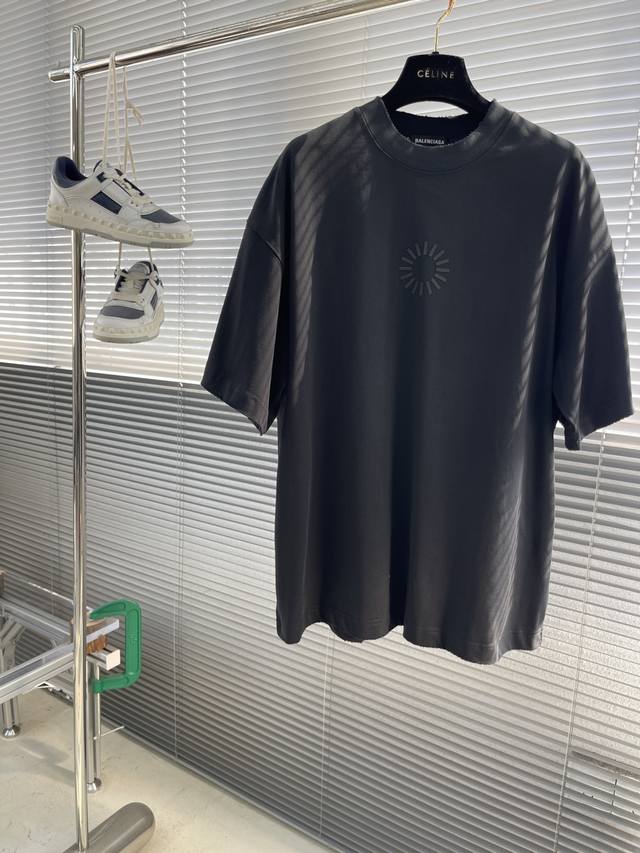 Balenciag 2025新款信号T恤 前后立体印花 时尚大气 320克纯棉面料 重磅洗水做旧 破坏磨破处理 廓形落肩 小领口 Oversize版型 男女同款