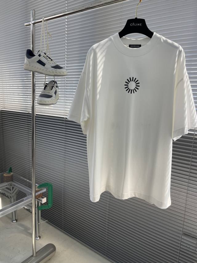 Balenciag 2025新款信号T恤 前后立体印花 时尚大气 320克纯棉面料 重磅洗水做旧 破坏磨破处理 廓形落肩 小领口 Oversize版型 男女同款