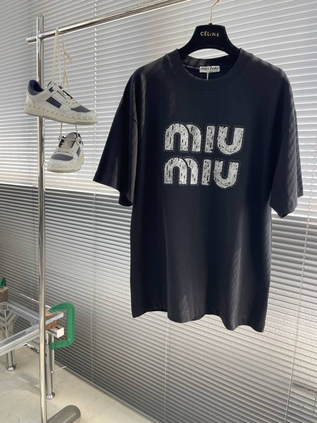 Miumiu 新款拉丝T恤 经典大Logo字母 拉丝与 硅胶边框交织在一起 无论是艺术感 高级感 全都拉满 肩部通肩压条 280克纯棉面料舒适透气。 男女同款