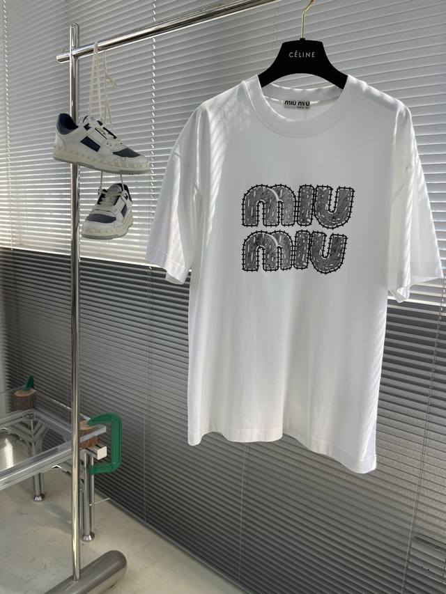 Miumiu 新款拉丝T恤 经典大Logo字母 拉丝与 硅胶边框交织在一起 无论是艺术感 高级感 全都拉满 肩部通肩压条 280克纯棉面料舒适透气。 男女同款