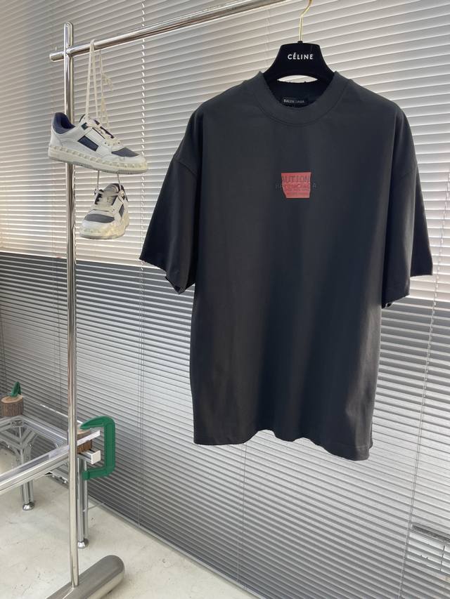 Balenciag 2025 新款硅胶贴纸T恤 贴纸图案贴画硅胶 简单的设计 不同工艺的结合 320克纯棉面料 重磅洗水做旧 破坏磨破处理 廓形落肩 小领口 O