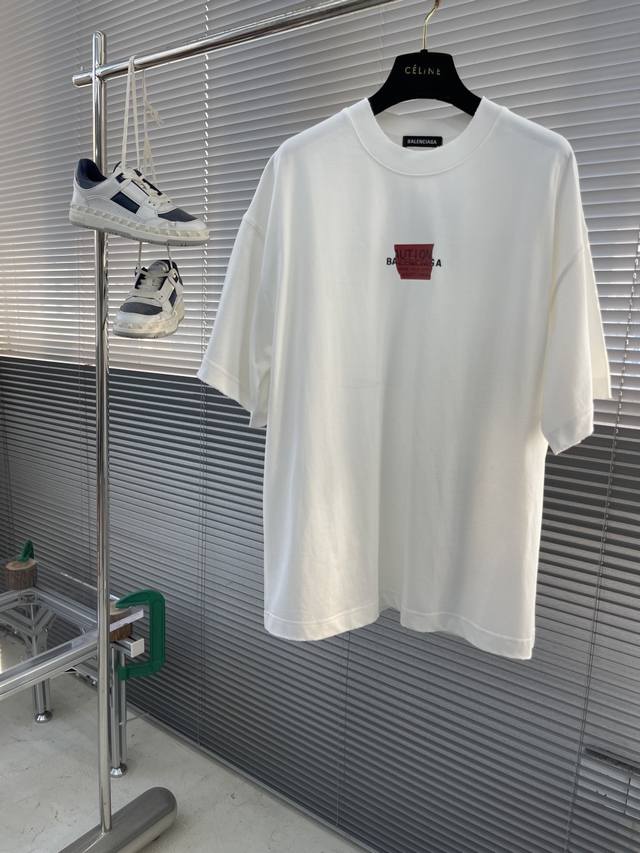 Balenciag 2025 新款硅胶贴纸T恤 贴纸图案贴画硅胶 简单的设计 不同工艺的结合 320克纯棉面料 重磅洗水做旧 破坏磨破处理 廓形落肩 小领口 O