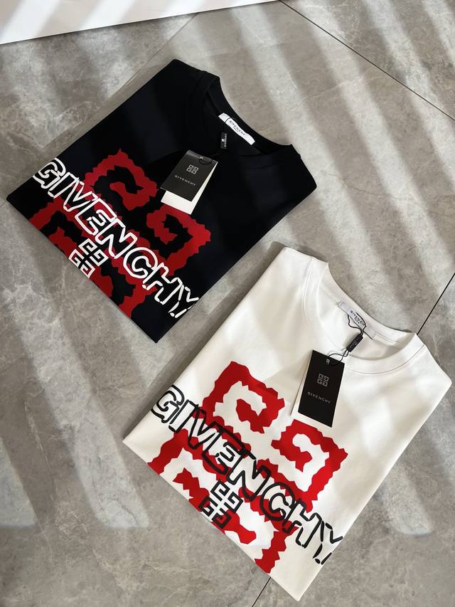 Giv*Chy 纪*希2025春夏新款男女同款短袖T恤，主创时尚注入了全新时尚能量。通过探索各种题材和性感魅力，极具辨识度，引领全新街头时尚潮流。该款是G家独家