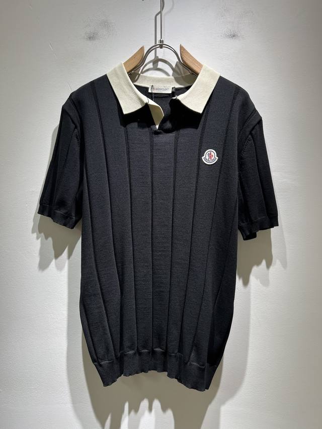Moncler蒙家 2025春夏最新的贸易订单针织短袖T恤，全品相！！网红款！工艺采用胸前徽章设计！上身舒适透气，不僵硬，整体有着丰富的立体感，品质出口订单，胸