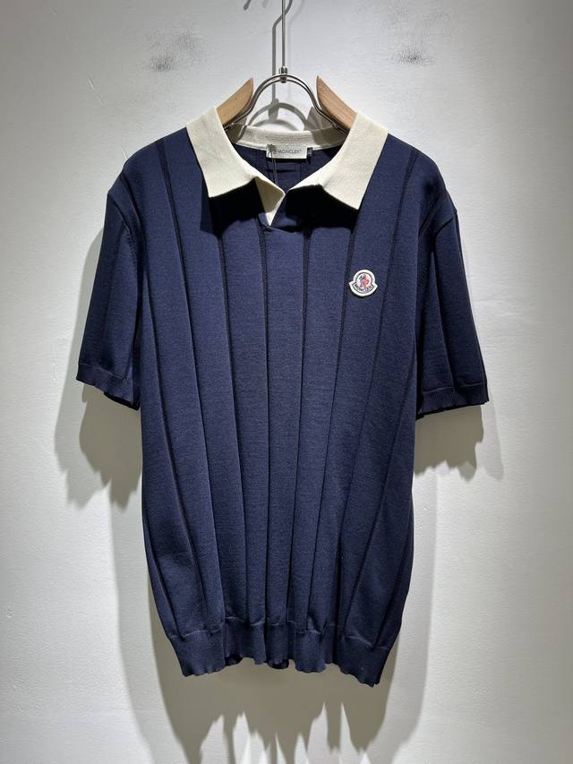 Moncler蒙家 2025春夏最新的贸易订单针织短袖T恤，全品相！！网红款！工艺采用胸前徽章设计！上身舒适透气，不僵硬，整体有着丰富的立体感，品质出口订单，胸