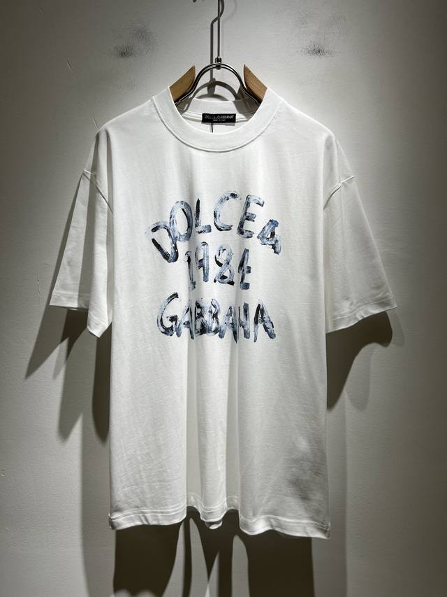 Dolce&Gabba*A 杜嘉*纳2025春夏新款男女同款短袖T恤，专柜同步发售！定制专属纯棉面料，胸前字母Logo图案印花工艺设计！简约大方，从容百搭，档次