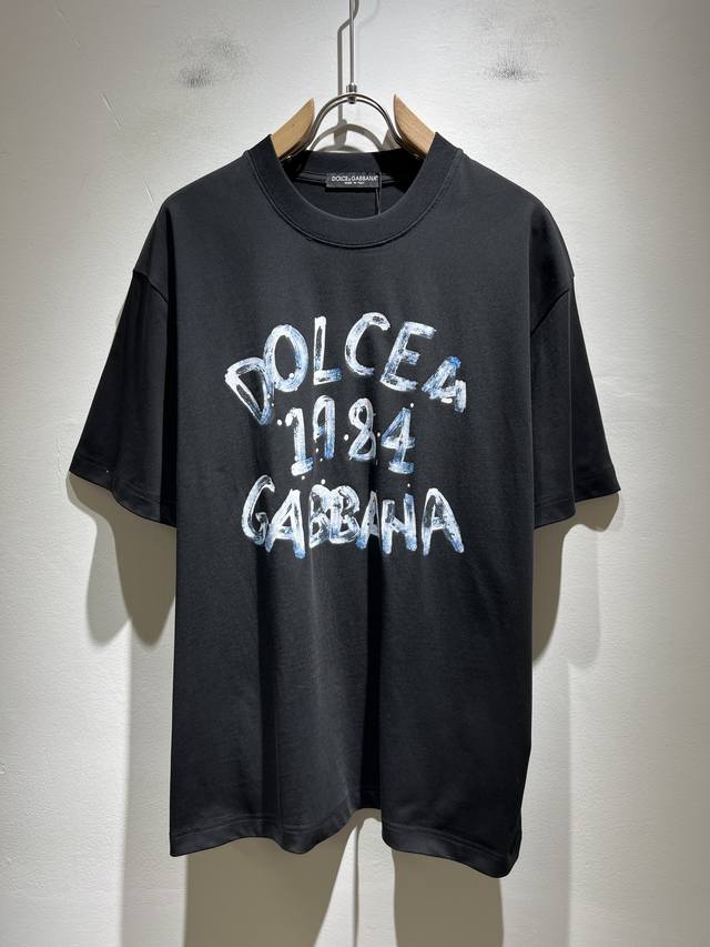 Dolce&Gabba*A 杜嘉*纳2025春夏新款男女同款短袖T恤，专柜同步发售！定制专属纯棉面料，胸前字母Logo图案印花工艺设计！简约大方，从容百搭，档次