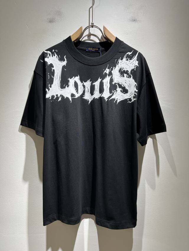 Louisvuitt*路易*登 2025春夏全新系列单品上线，非常时髦前卫的一款男女同款短袖T恤，标识Logo图案印花工艺修饰！区别于以往的不同，宣示品牌传承多