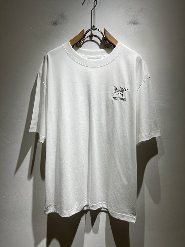Arcter*X始*祖鸟 2025春夏新款男女同款短袖T恤，户外品牌可能大家第一想到的就是加拿大鹅、始祖鸟。给人一种标签试的感觉！除了在款式设计上颇有造诣之外，