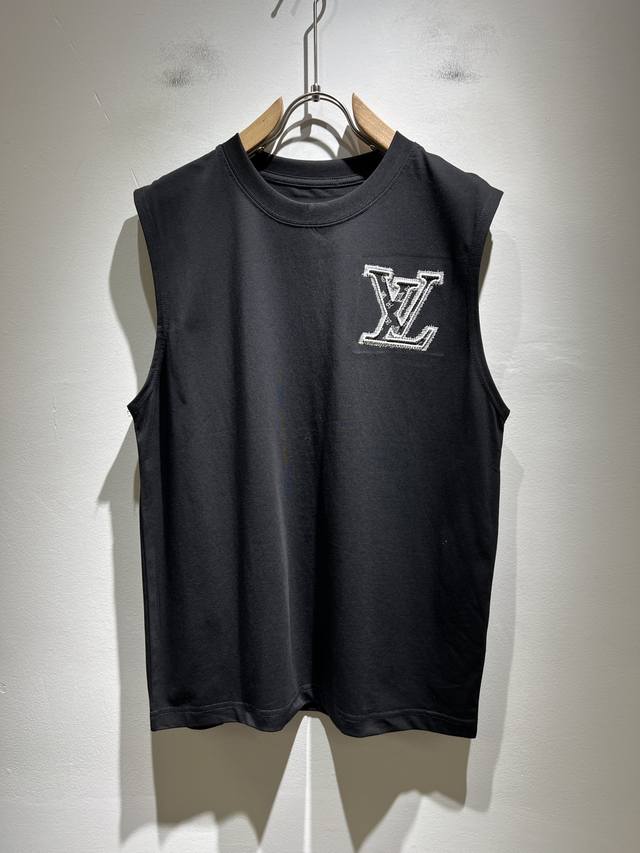 Louisvuitt*路易*登 2025春夏全新系列单品上线，非常时髦前卫的一款男女同款背心，标识Logo图案刺绣修饰！区别于以往的不同，宣示品牌传承多年的设计