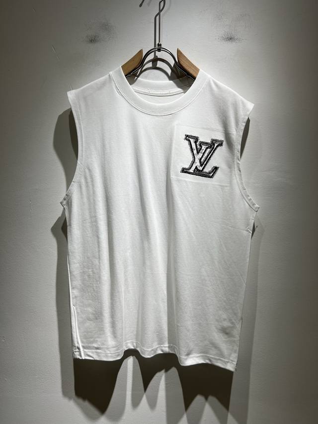 Louisvuitt*路易*登 2025春夏全新系列单品上线，非常时髦前卫的一款男女同款背心，标识Logo图案刺绣修饰！区别于以往的不同，宣示品牌传承多年的设计