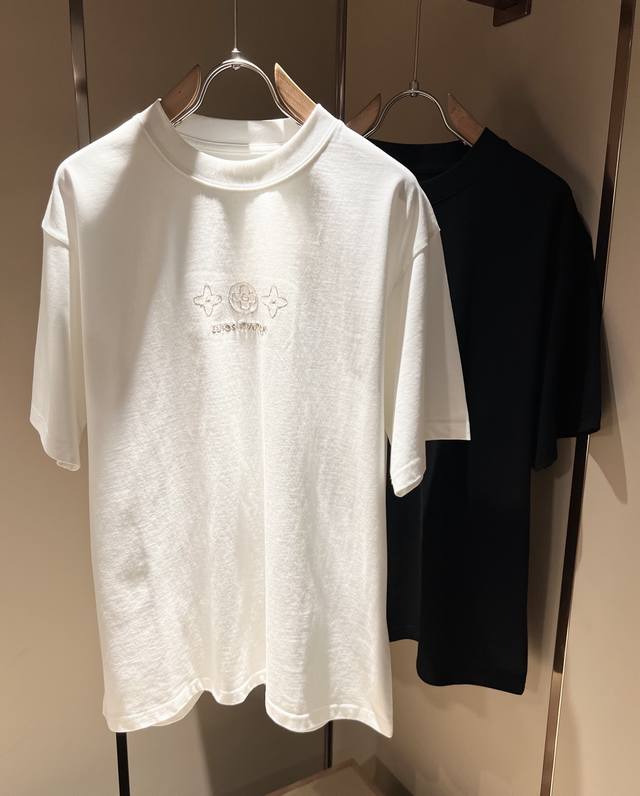 Louisvuitt*路易*登 2025春夏全新系列单品上线，非常时髦前卫的一款男女同款短袖T恤，标识Logo图案刺绣修饰！区别于以往的不同，宣示品牌传承多年的