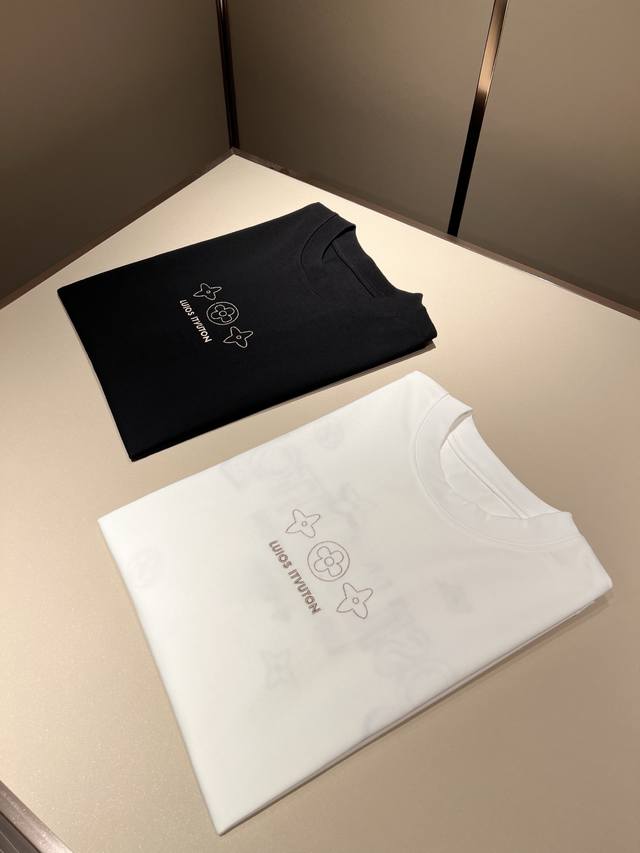 Louisvuitt*路易*登 2025春夏全新系列单品上线，非常时髦前卫的一款男女同款短袖T恤，标识Logo图案刺绣修饰！区别于以往的不同，宣示品牌传承多年的