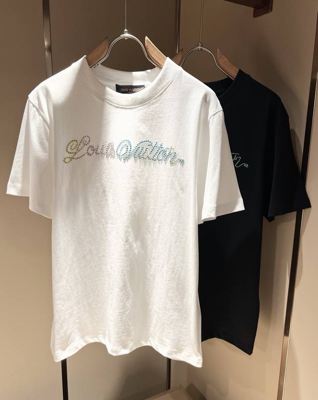 Louisvuitt*路易*登 2025春夏全新系列单品上线，非常时髦前卫的一款男女同款短袖T恤，标识Logo图案印花修饰！区别于以往的不同，宣示品牌传承多年的