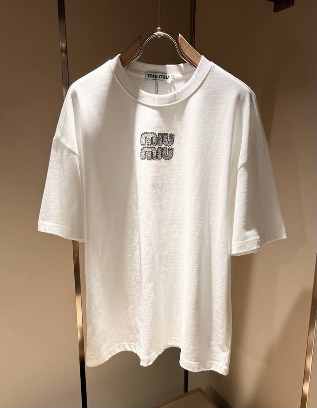 Miumiu 谬谬2025春夏新款男女同款套装，品牌最新设计元素！既不单调也不复杂,恰到好处的展现品味！客供顶级纯棉设计！舒适吸汗透气根本不在话下,面料独具的高