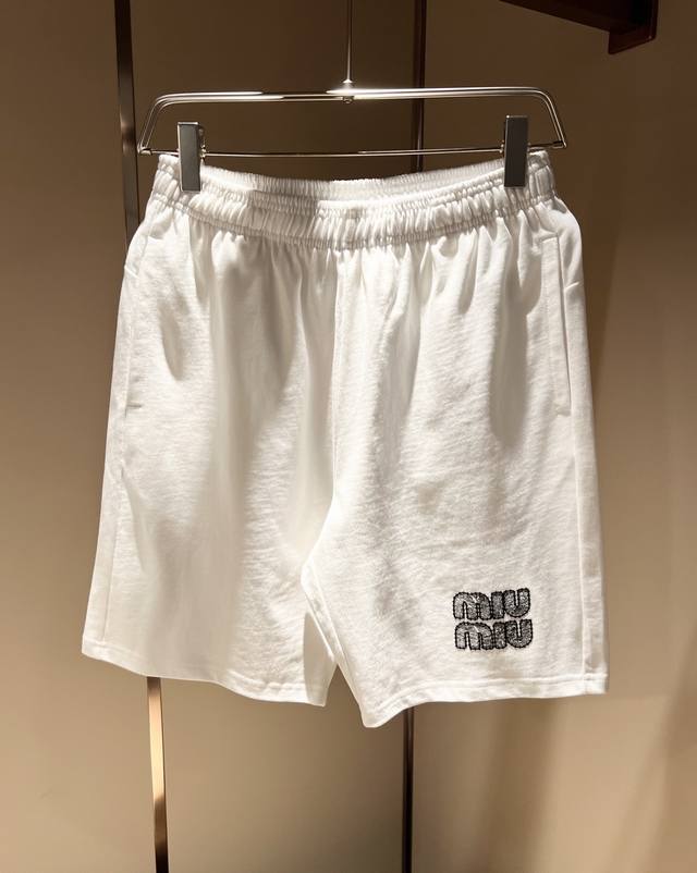 Miumiu 谬谬2025春夏新款男女同款套装，品牌最新设计元素！既不单调也不复杂,恰到好处的展现品味！客供顶级纯棉设计！舒适吸汗透气根本不在话下,面料独具的高