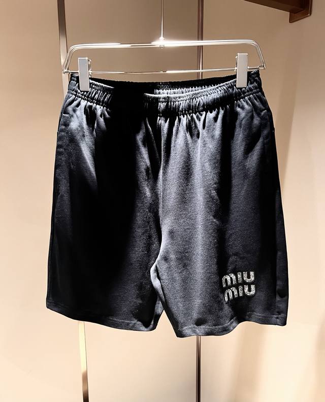 Miumiu 谬谬2025春夏新款男女同款套装，品牌最新设计元素！既不单调也不复杂,恰到好处的展现品味！客供顶级纯棉设计！舒适吸汗透气根本不在话下,面料独具的高