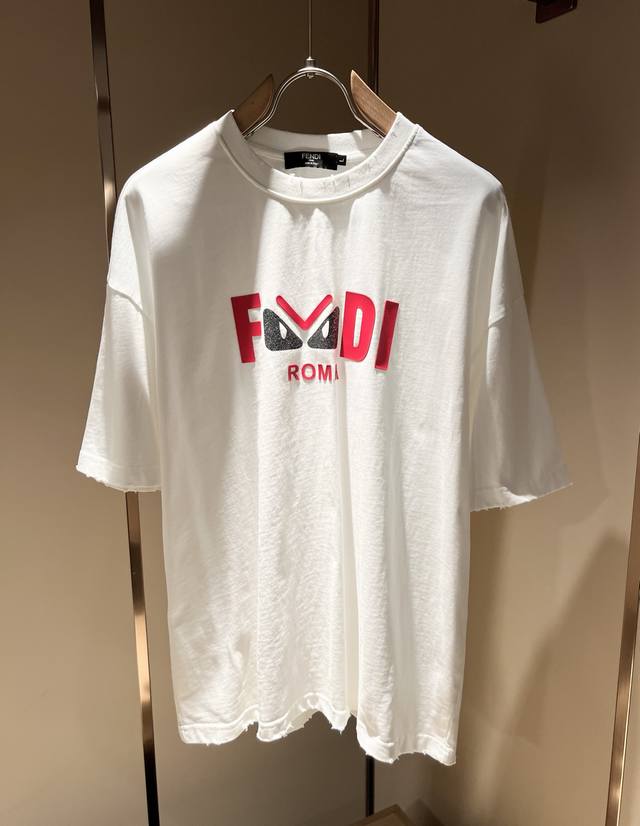 Fen 芬*迪 2025春夏新款男士休闲套装，百搭不限制年龄，衣身标识Logo刺绣设计！无论你是轻熟还是喜欢潮风搭配妥妥的，男生衣橱必备单品款！定制原版纯棉面料