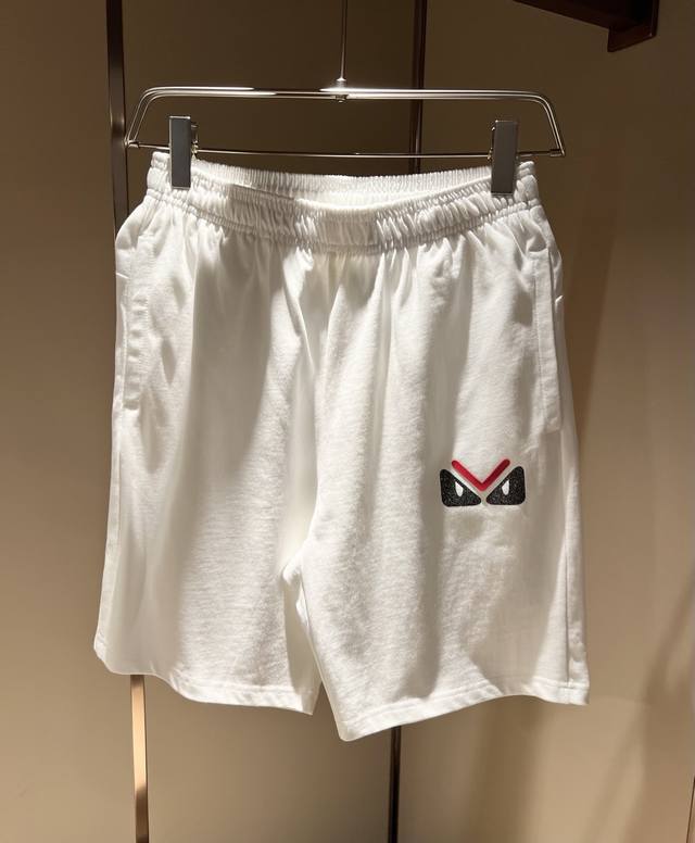 Fen 芬*迪 2025春夏新款男士休闲套装，百搭不限制年龄，衣身标识Logo刺绣设计！无论你是轻熟还是喜欢潮风搭配妥妥的，男生衣橱必备单品款！定制原版纯棉面料