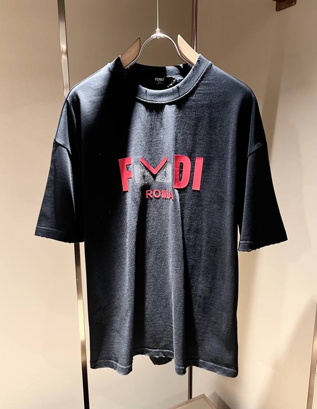 Fen 芬*迪 2025春夏新款男士休闲套装，百搭不限制年龄，衣身标识Logo刺绣设计！无论你是轻熟还是喜欢潮风搭配妥妥的，男生衣橱必备单品款！定制原版纯棉面料