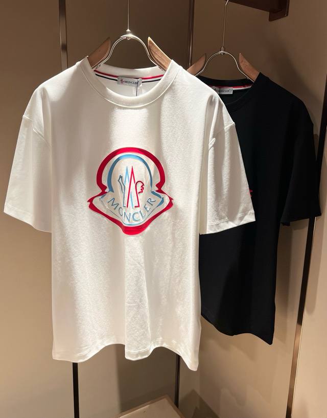 Moncler蒙家 2025春夏最新男女同款贸易订单短袖T恤，全品相！！网红款！采用Logo图案压胶设计！上身舒适透气，不僵硬，整体有着丰富的立体感，品质出口订