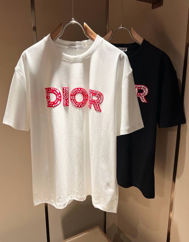 Dio*迪家 2025春夏新款男女同款短袖T恤，专柜同步发售！定制专属260克纯棉面料，定制原版工艺螺纹，胸前Logo图案印花工艺设计！简约大方，从容百搭，档次