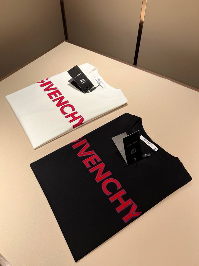 Giv*Chy 纪*希2025春夏新款男女同款短袖T恤，主创时尚注入了全新时尚能量。通过探索各种题材和性感魅力，极具辨识度，引领全新街头时尚潮流。该款是G家独家