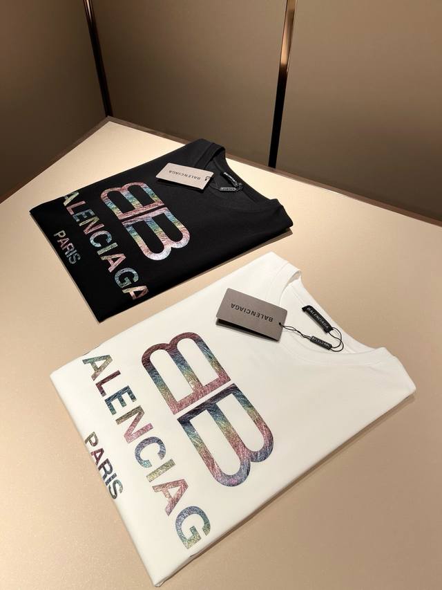 Balencia*巴黎*家 2025春夏新款男女同情侣款休闲宽松棉质圆领短袖T恤衫！贸易公司渠道稀出，同步官网发售 ！ 2025春夏最新系列，经典时尚设计元素，