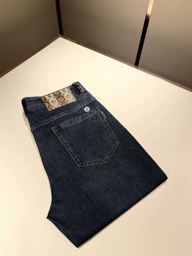 Louis Vuitto*路易*登2025春夏新款男士经典水洗小直筒牛仔长裤。绝佳的上身性能，百搭之选，超值性价比分享！！作为男生简约元素经典搭配，设计Logo