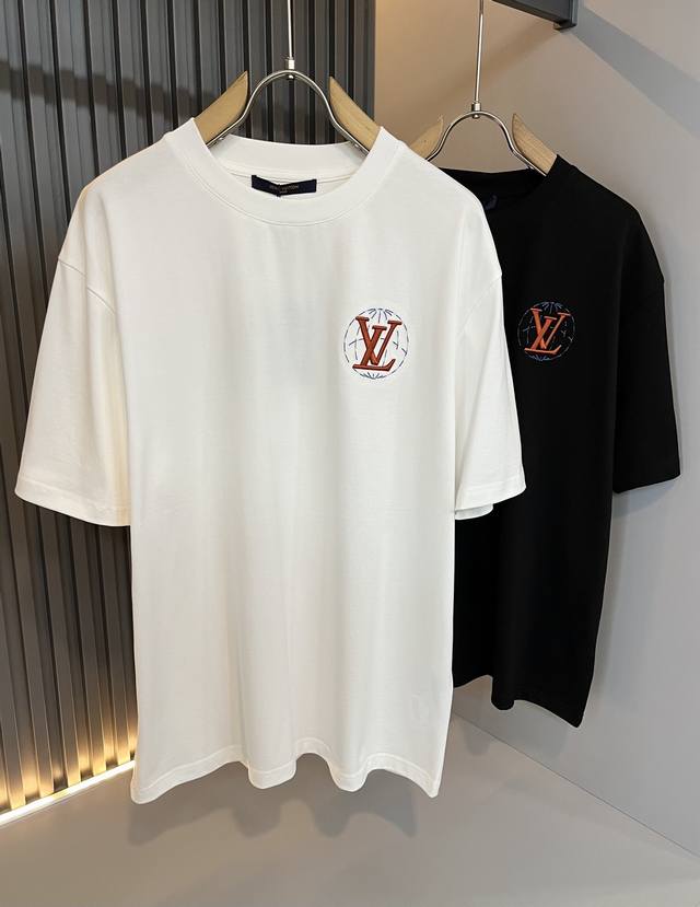 Louisvuitt*路易*登 2025春夏全新系列单品上线，非常时髦前卫的一款男女同款短袖T恤，标识Logo图案刺绣修饰！区别于以往的不同，宣示品牌传承多年的