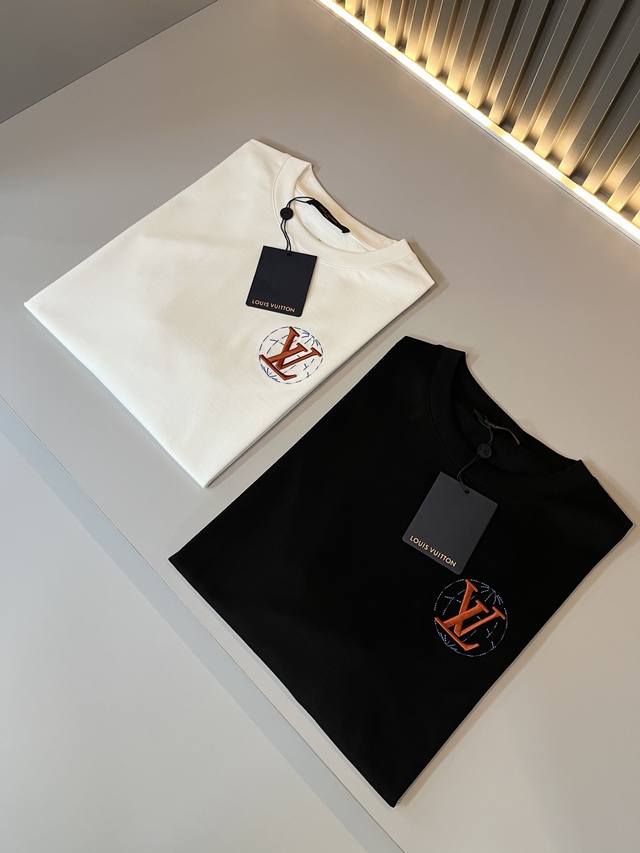 Louisvuitt*路易*登 2025春夏全新系列单品上线，非常时髦前卫的一款男女同款短袖T恤，标识Logo图案刺绣修饰！区别于以往的不同，宣示品牌传承多年的