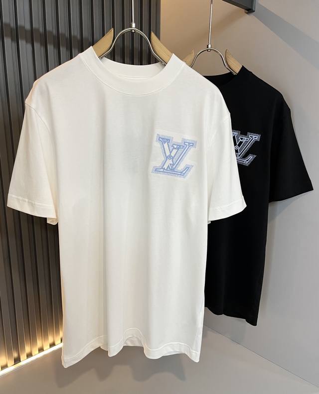 Louisvuitt*路易*登 2025春夏全新系列单品上线，非常时髦前卫的一款男女同款短袖T恤，标识Logo图案刺绣修饰！区别于以往的不同，宣示品牌传承多年的